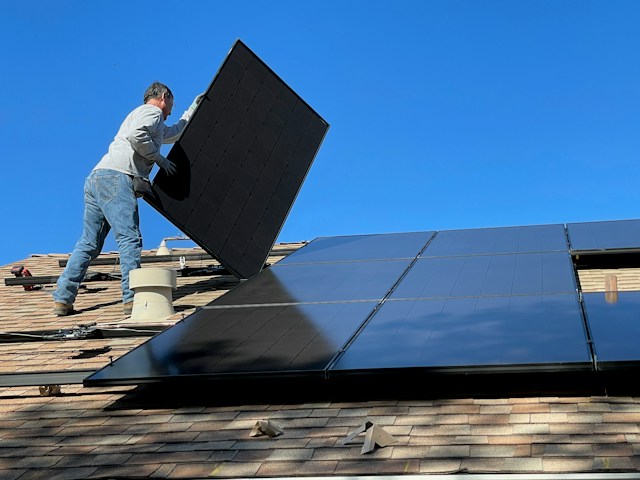 person install solar panels
