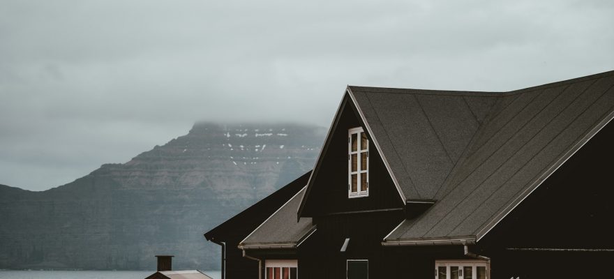 house with the mountains background