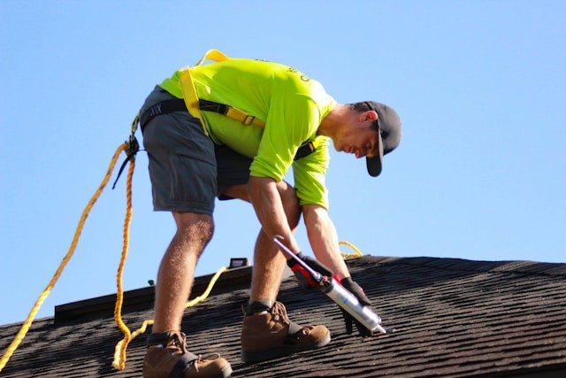 person roofer